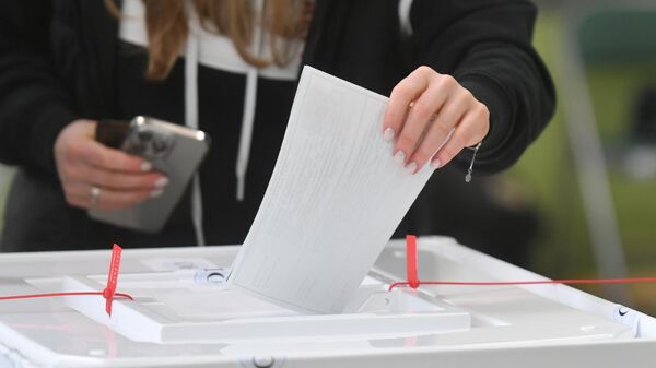 Девушка голосует на выборах президента России на избирательном участке школы - Sputnik Беларусь