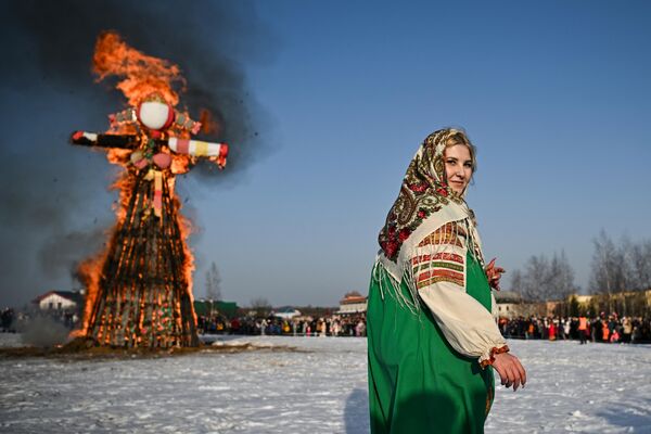 Обряд сожжения чучела на праздновании Масленицы в этнографическом парке-музее Этномир - Sputnik Беларусь