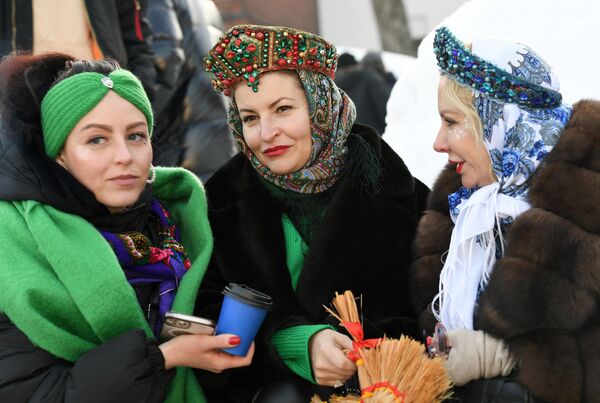 Посетители на праздновании Широкой Масленицы в Суздале - Sputnik Беларусь