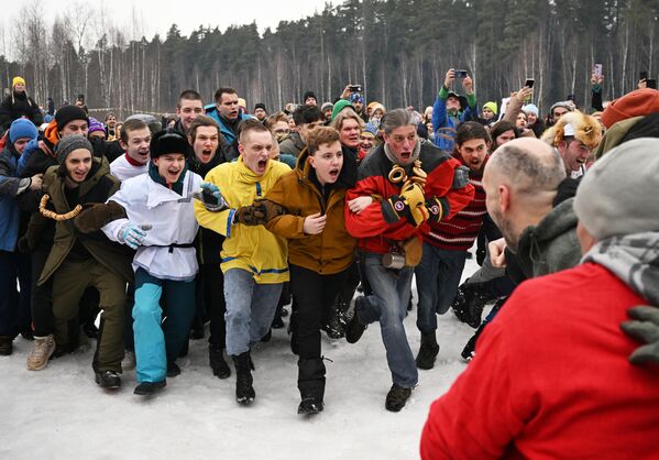 Участники народных гуляний на праздновании Бакшевской Масляницы в Подмосковье - Sputnik Беларусь
