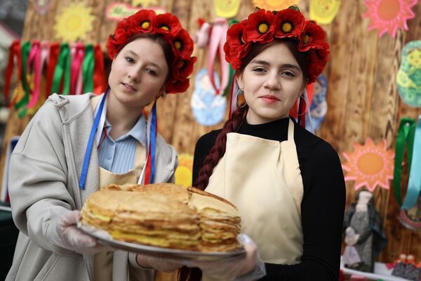 Участницы ярмарки в рамках празднования Масленицы на курорте Абрау Дюрсо, Краснодарский край - Sputnik Беларусь