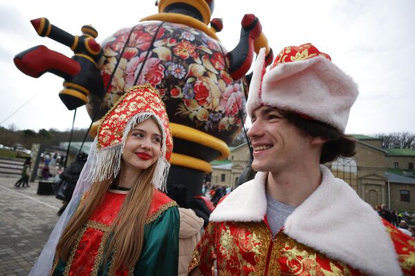 Участники ярмарки в рамках празднования Масленицы на курорте Абрау Дюрсо, Краснодарский край - Sputnik Беларусь