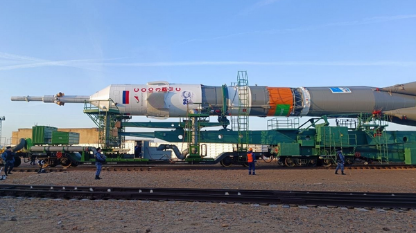 Союз с пилотируемым кораблем на старте Байконура - Sputnik Беларусь
