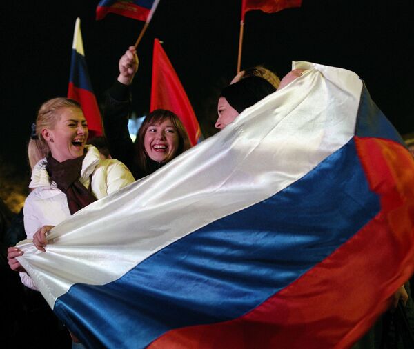 Жительницы Севастополя во время праздничного концерта в честь присоединения Крыма к Российской Федерации - Sputnik Беларусь