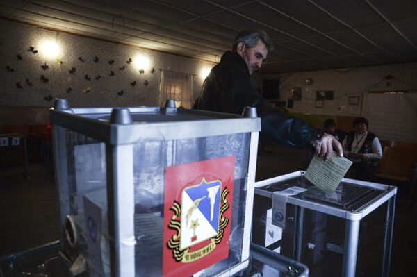 Голосование на референдуме о статусе Крыма на избирательном участке в селе Широкое - Sputnik Беларусь