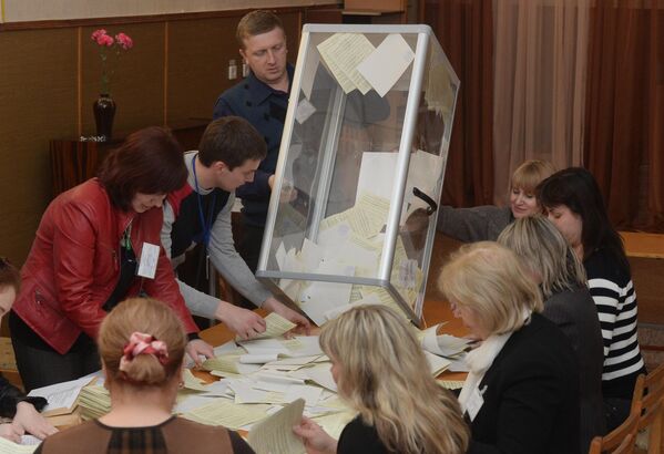 Сотрудники одного из избирательных участков в Симферополе подсчитывают голоса по итогам референдума о статусе Крыма - Sputnik Беларусь