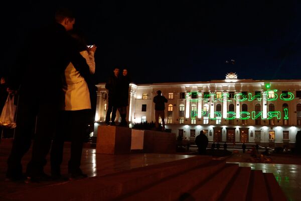 Подсветка на здании Верховного Совета Автономной Республики Крым в Симферополе - Sputnik Беларусь