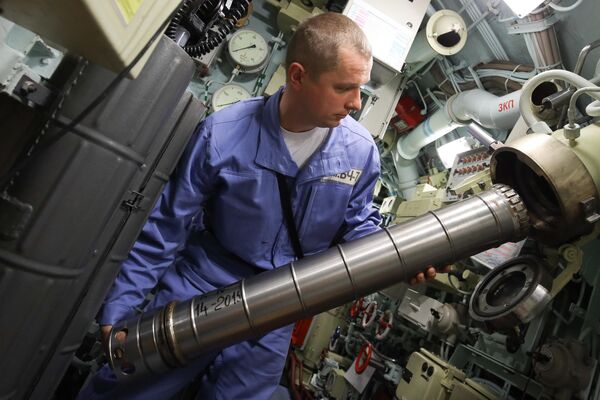 Военнослужащий на борту подводной лодки Великий Новгород - Sputnik Беларусь