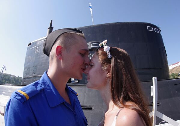 Военнослужащий с девушкой во время встречи новой дизельной подводной лодки Краснодар в Севастополе - Sputnik Беларусь