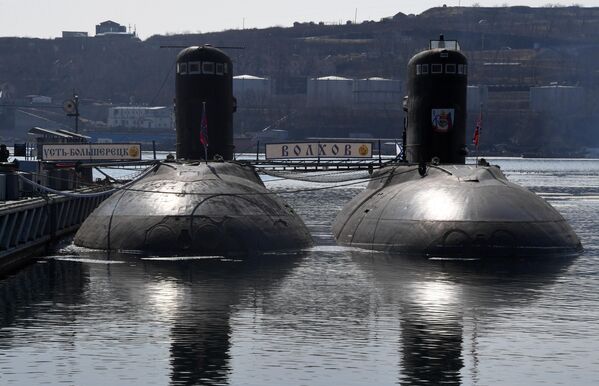 Дизель-электрические подводные лодки &quot;Усть-Большерецк&quot; (слева) и &quot;Волхов&quot; в порту Владивостока, 18 марта 2024 года. - Sputnik Беларусь