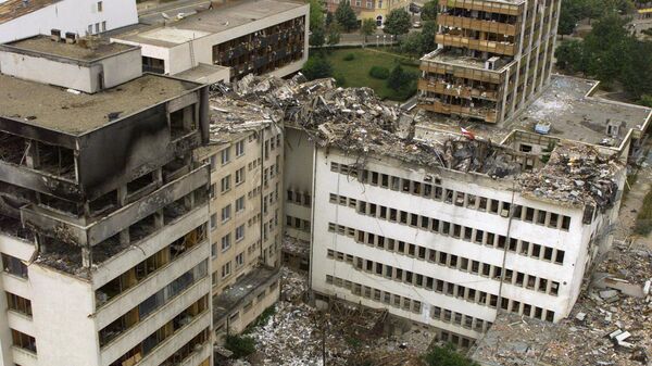 Вид с воздуха на центральное почтовое отделение Приштины, разрушенное бомбардировкой НАТО, снимок сделан 15 июня 1999 года - Sputnik Беларусь