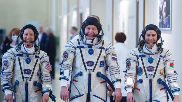 Слева направо: астронавт NASA Трейси Дайсон, космонавт Олег Новицкий, представительница Беларуси Марина Василевская  - Sputnik Беларусь