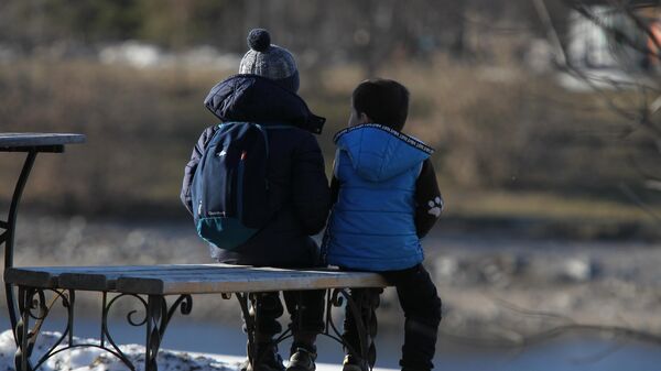 Дети сидят на скамейке в парке - Sputnik Беларусь