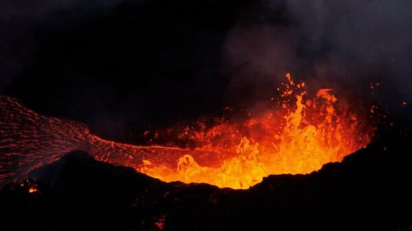 Огненное море: в Исландии уже неделю извергается вулкан (видео) - Sputnik Беларусь