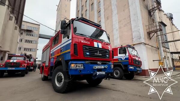 Спасатели отработали тушение пожара на комбинате хлебопродуктов (видео) - Sputnik Беларусь