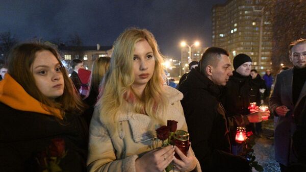 Минчане несут свечи к посольству России в Беларуси - Sputnik Беларусь