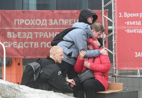 Людзі каля будынка канцэртнай залы &quot;Крокус Сити Холл&quot;. - Sputnik Беларусь