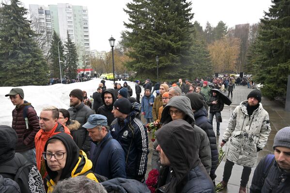 Люди стоят в очереди на церемонию прощания. - Sputnik Беларусь