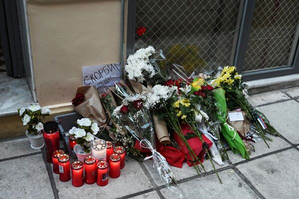 Цветы и свечи у импровизированного мемориала возле консульства России в Салониках - Sputnik Беларусь