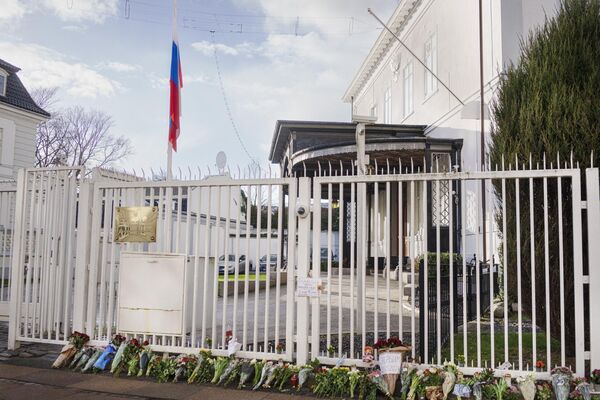 Цветы и свечи перед посольством России в Копенгагене - Sputnik Беларусь