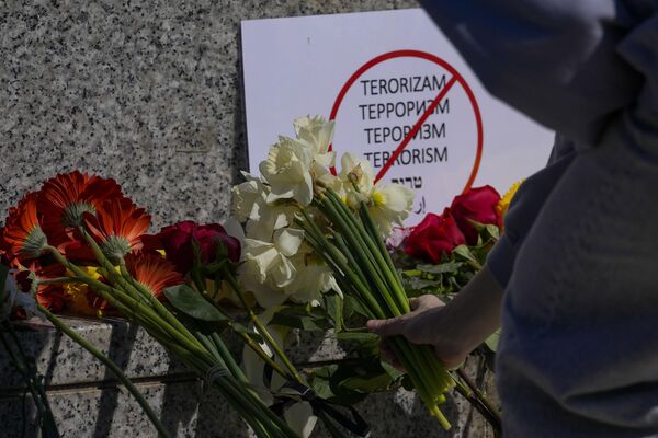 Женщина возлагает цветы к памятнику Александру Пушкину в Белграде - Sputnik Беларусь