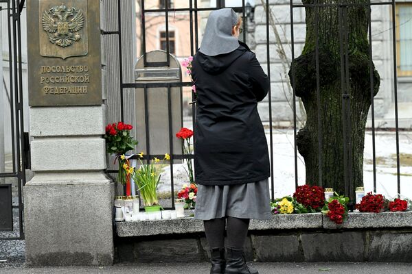 Монахиня перед забором посольства России в Хельсинки - Sputnik Беларусь