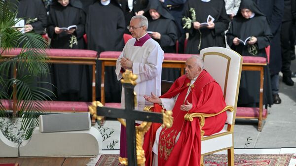 Папа Франциск возглавляет мессу в Вербное воскресенье на площади Святого Петра в Ватикане 24 марта 2024 года - Sputnik Беларусь