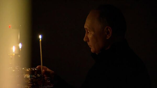Путин поставил свечу за упокой погибших в Крокусе (видео) - Sputnik Беларусь