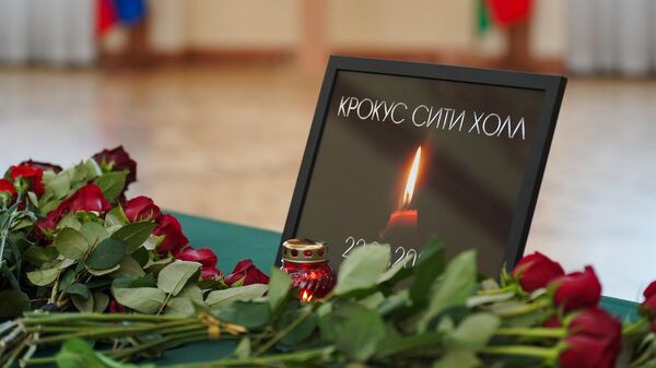Белорусы оставляют записи в Книге памяти в Посольстве РФ в Беларуси - Sputnik Беларусь