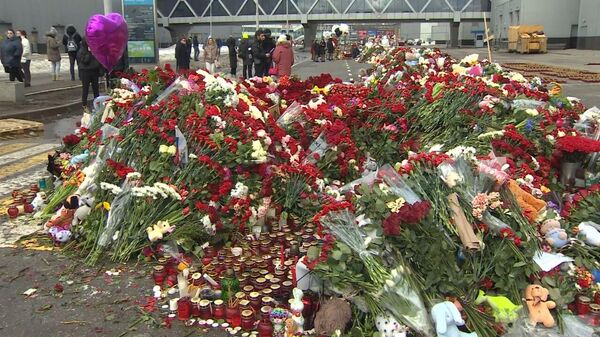 Стихийный мемориал у Крокуса: миллионы цветов, свечи и игрушки  - Sputnik Беларусь