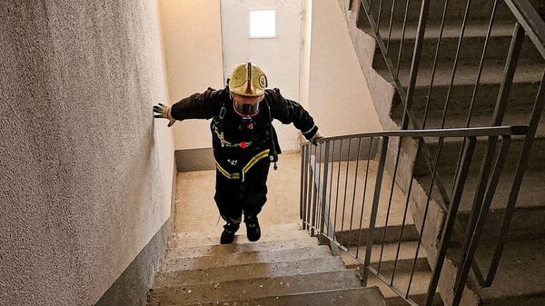 Кто из спасателей может забраться на 22 этаж за две минуты – видео - Sputnik Беларусь