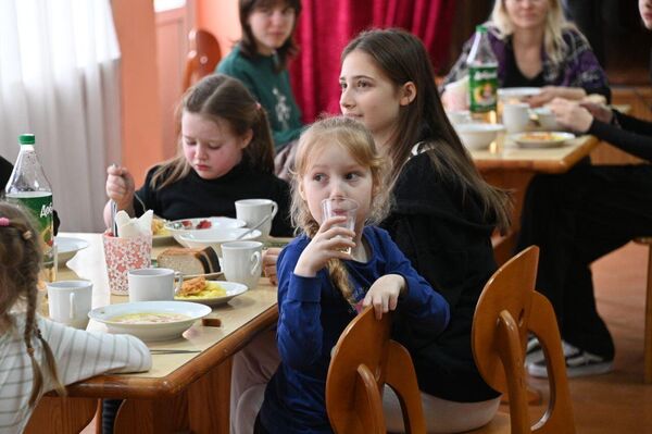 Дети в столовой в деревне Цуденишки - Sputnik Беларусь