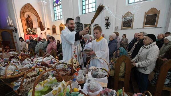 Католики освящают куличи к Пасхе в минском костеле Святого Роха (видео) - Sputnik Беларусь