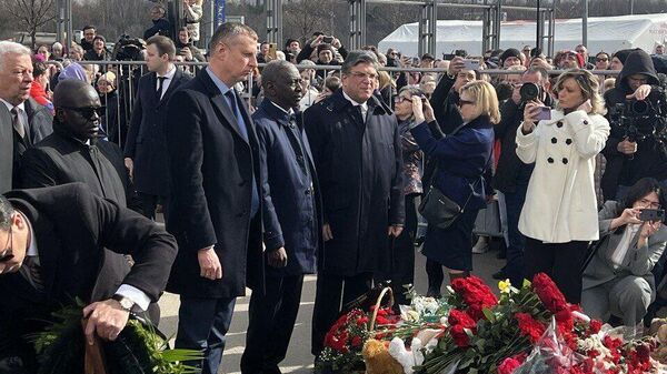 Посол Беларуси возложил цветы к стихийному мемориалу у Крокуса - Sputnik Беларусь