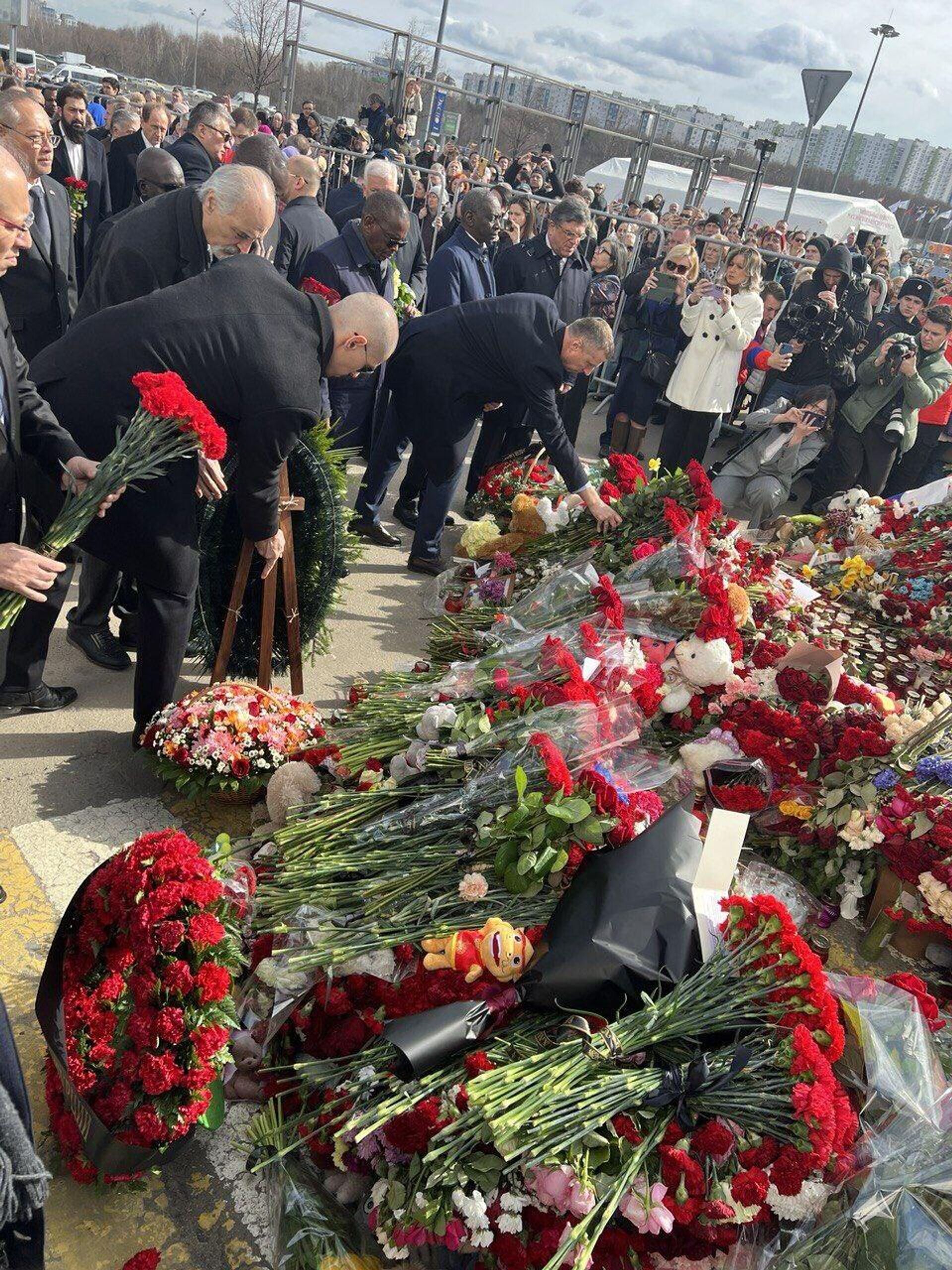 Посол Беларуси возложил цветы к стихийному мемориалу у Крокуса - Sputnik Беларусь, 1920, 30.03.2024