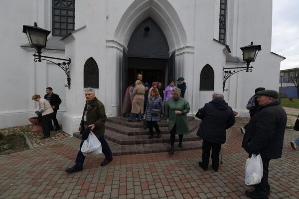 белорусские католики освящают куличи к Пасхе  - Sputnik Беларусь