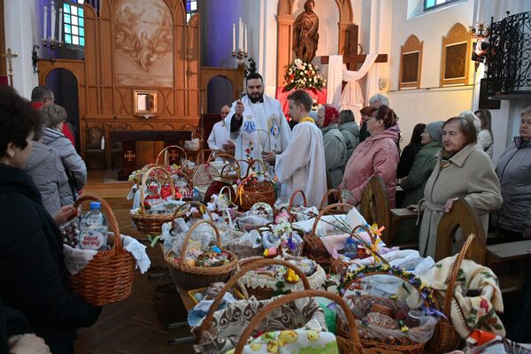 Белорусские католики освящают куличи к Пасхе  - Sputnik Беларусь