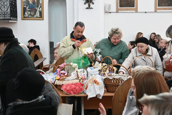 Белорусские католики освящают куличи к Пасхе  - Sputnik Беларусь