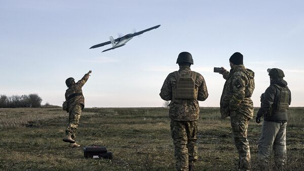 Украинские военные запускают беспилотник - Sputnik Беларусь