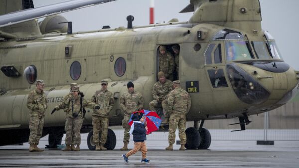 Ребенок идет на фоне транспортного вертолета 101-й воздушно-десантной дивизии США на авиабазе Михаила Когэлничану, недалеко от черноморского порта Констанца, Румыния - Sputnik Беларусь