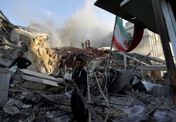 Экстренные службы работают у разрушенного здания иранского консульства. - Sputnik Беларусь