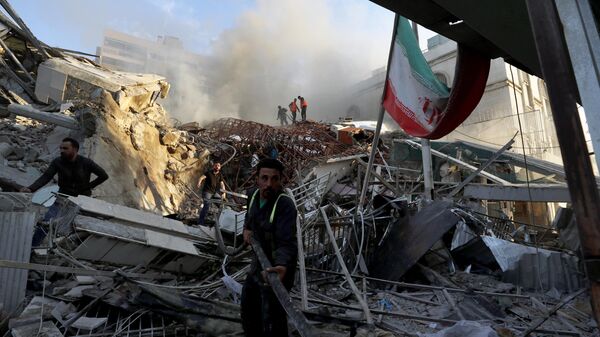 Экстренные службы работают у разрушенного здания иранского консульства, пострадавшего от авиаудара ВВС Израиля в Дамаске - Sputnik Беларусь