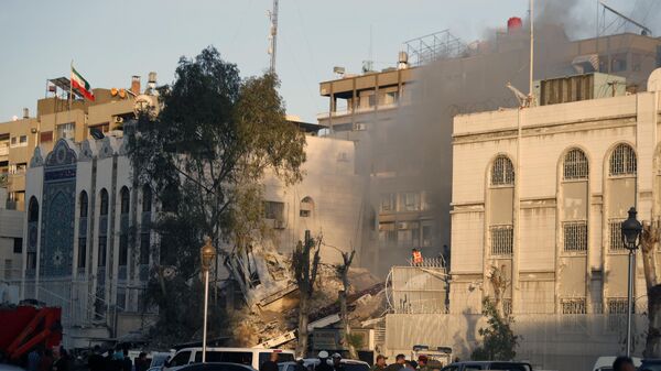 Экстренные службы работают у разрушенного здания иранского консульства, пострадавшего от авиаудара ВВС Израиля в Дамаске - Sputnik Беларусь