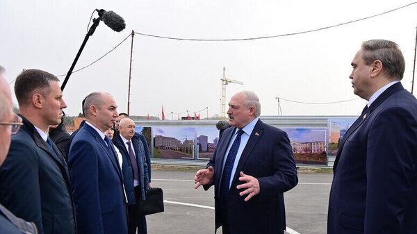Президент Беларуси Александр Лукашенко задал вопросе главе Минздрава Александру Ходжаеву - Sputnik Беларусь