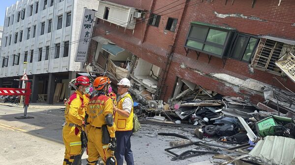Члены поисково-спасательной команды возле наклонившегося здания после землетрясения в Хуаляне, восточный Тайвань - Sputnik Беларусь