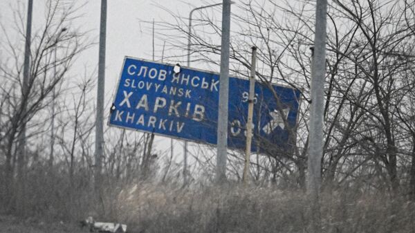 Поврежденный в результате обстрелов дорожный указатель в зоне СВО - Sputnik Беларусь