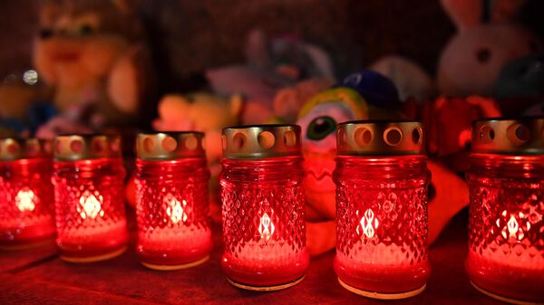 Свечи и игрушки у стихийного мемориала в память о жертвах теракта 22 марта 2024 г. в Крокус Сити Холле.  - Sputnik Беларусь