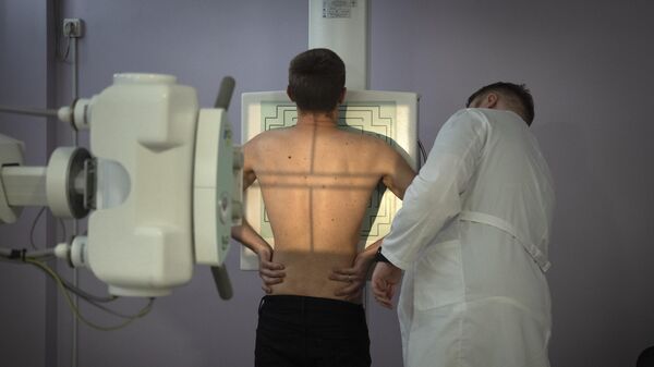 Новобранец проходит медицинское обследование в городской больнице в Киеве, Украина - Sputnik Беларусь