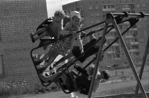 Дети на качелях на детской площадке в городе Пущино. - Sputnik Беларусь