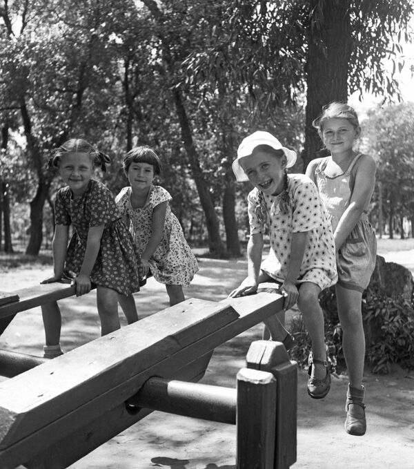 Юные москвички в детском парке Дзержинского района Москвы - Sputnik Беларусь